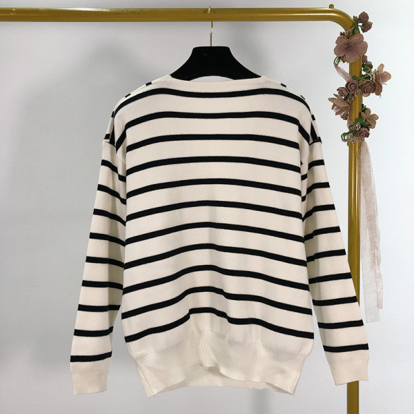 Μοντέρνο ριγέ πουλόβερ με λαιμόκοψη και τσέπη