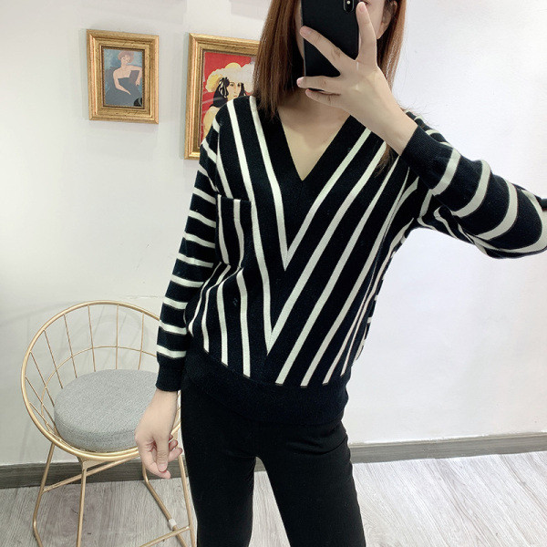 Μοντέρνο ριγέ πουλόβερ με λαιμόκοψη και τσέπη