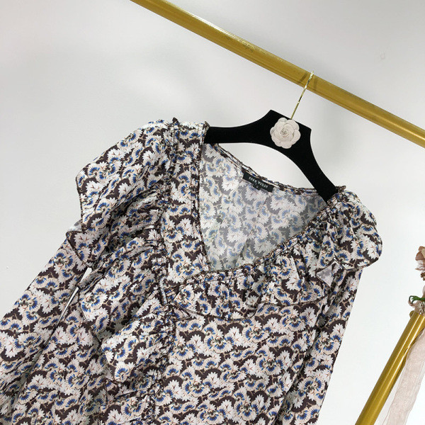 Σύντομη και φαρδιά γυναικεία μπλούζα σιφόν με βολάν και χρωματιστό μοτίβο 