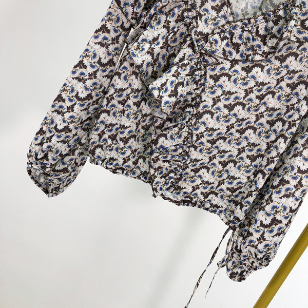 Σύντομη και φαρδιά γυναικεία μπλούζα σιφόν με βολάν και χρωματιστό μοτίβο 