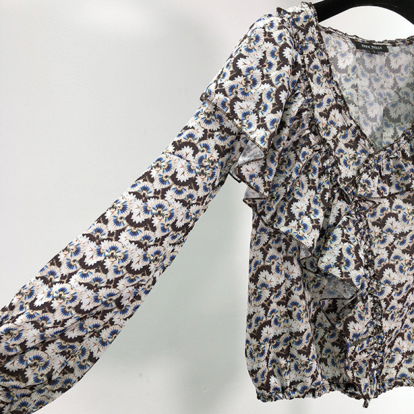 Σύντομη και φαρδιά γυναικεία μπλούζα σιφόν με βολάν και χρωματιστό μοτίβο 