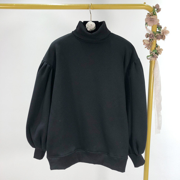 Női széles blúz pólógallérral, fekete színben