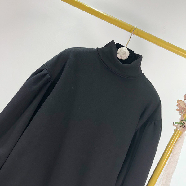 Női széles blúz pólógallérral, fekete színben