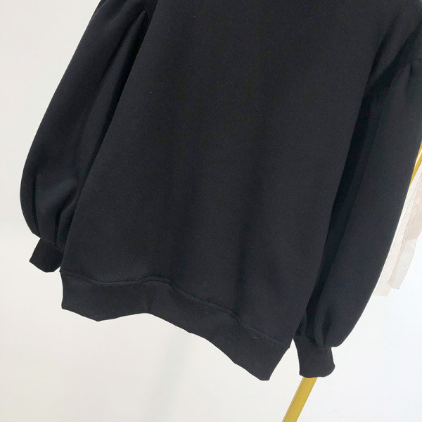 Női széles blúz pólógallérral, fekete színben