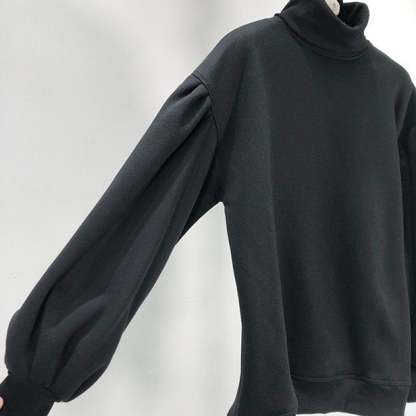 Női széles blúz pólógallérral, fekete színben