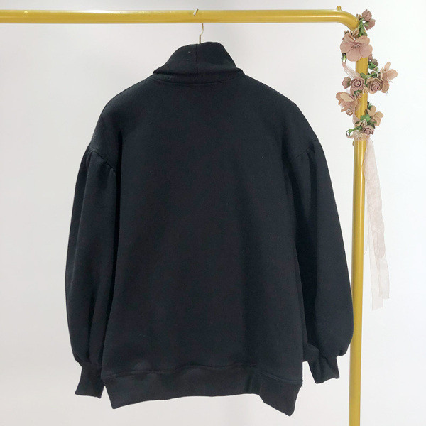 Női széles blúz pólógallérral, fekete színben