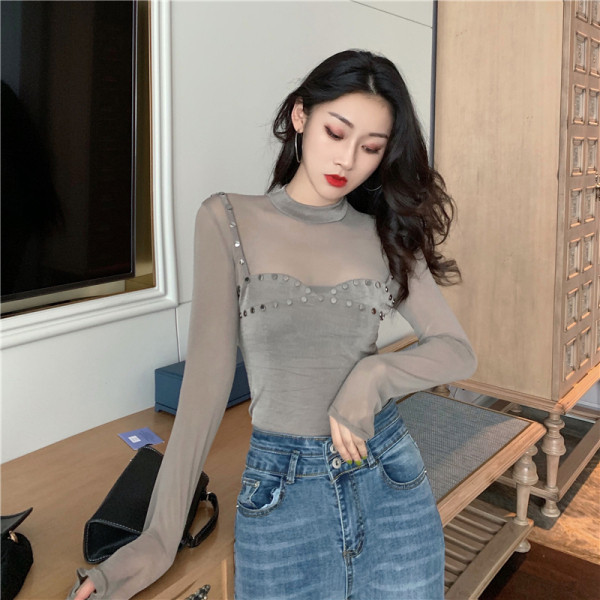 Μοντέρνα γυναικεία μπλούζα με τούλι και μεταλλικά στοιχεία σε μαύρο και γκρι χρώμα