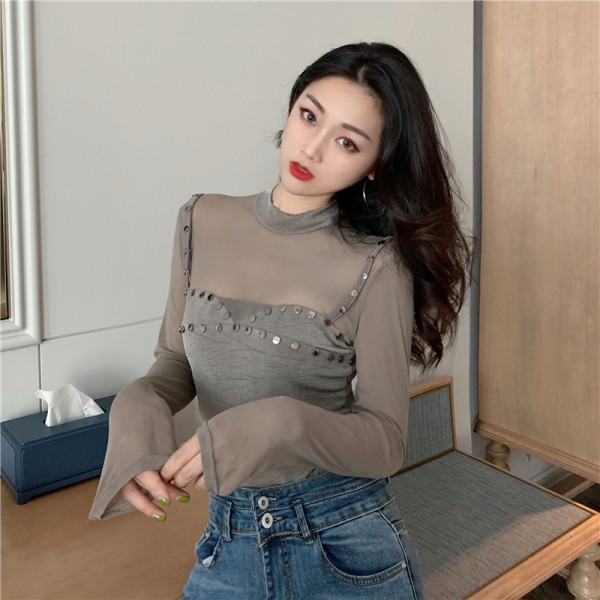 Μοντέρνα γυναικεία μπλούζα με τούλι και μεταλλικά στοιχεία σε μαύρο και γκρι χρώμα