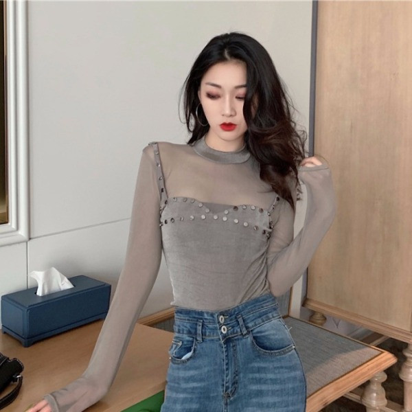 Μοντέρνα γυναικεία μπλούζα με τούλι και μεταλλικά στοιχεία σε μαύρο και γκρι χρώμα