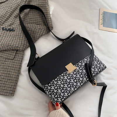 Κομψή γυναικεί οικολογική δερμάτινη τσάντα με μεταλλική στερέωση