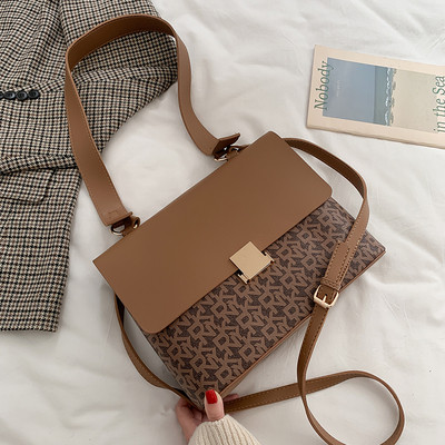 Κομψή γυναικεί οικολογική δερμάτινη τσάντα με μεταλλική στερέωση