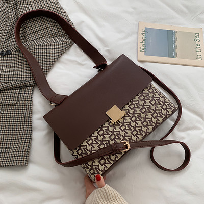 Κομψή γυναικεί οικολογική δερμάτινη τσάντα με μεταλλική στερέωση