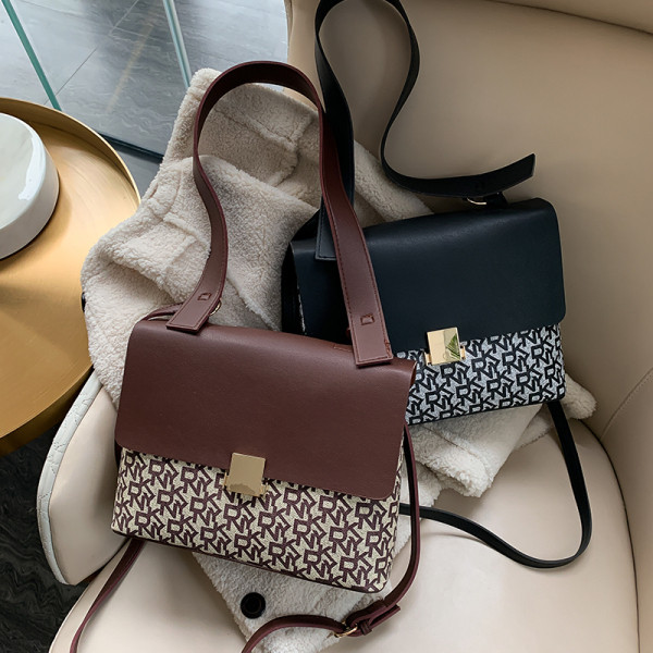 Κομψή γυναικεί οικολογική δερμάτινη τσάντα με μεταλλική στερέωση