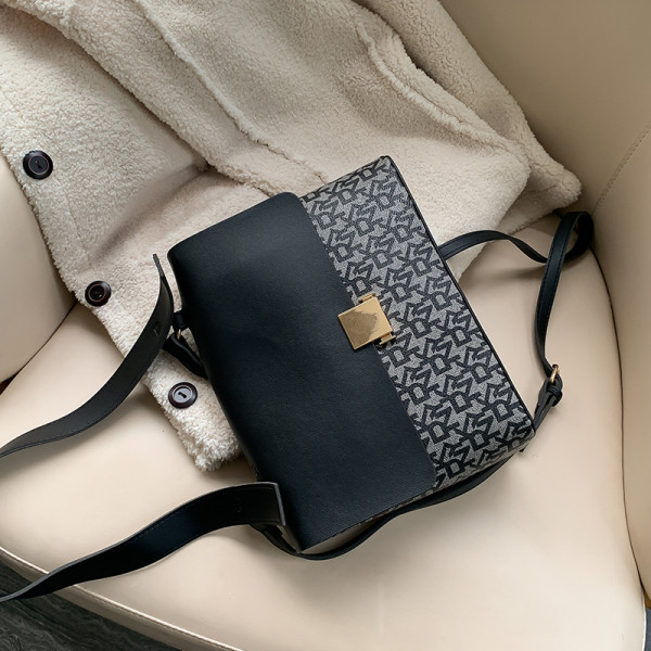 Κομψή γυναικεί οικολογική δερμάτινη τσάντα με μεταλλική στερέωση