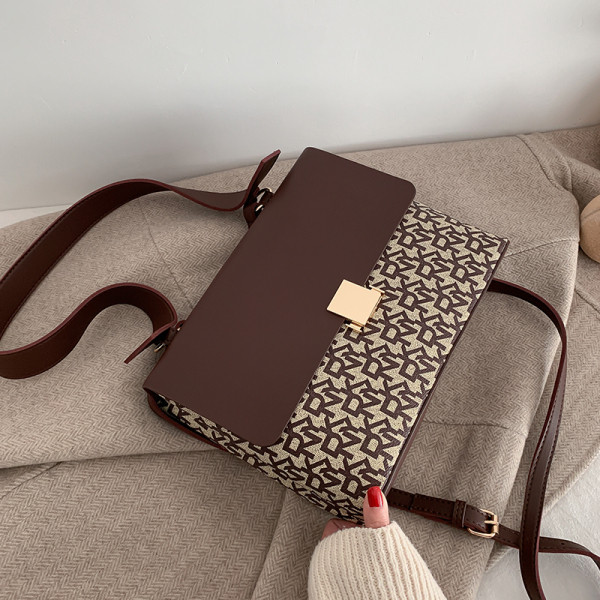 Κομψή γυναικεί οικολογική δερμάτινη τσάντα με μεταλλική στερέωση