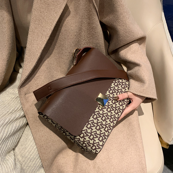 Κομψή γυναικεί οικολογική δερμάτινη τσάντα με μεταλλική στερέωση