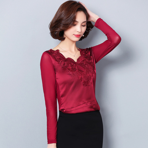 Női blúz három színben, hímzéssel és V-nyakkal