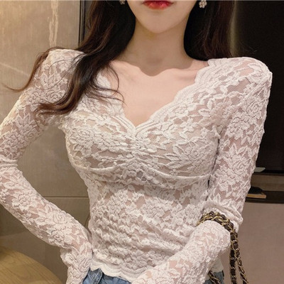 Μοντέρνα γυναικεία μπλούζα με λαιμόκοψη και δαντέλα σε μπεζ και μαύρο χρώμα