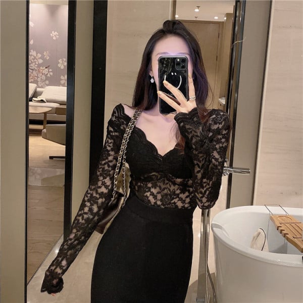 Μοντέρνα γυναικεία μπλούζα με λαιμόκοψη και δαντέλα σε μπεζ και μαύρο χρώμα