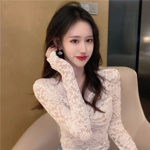 Μοντέρνα γυναικεία μπλούζα με λαιμόκοψη και δαντέλα σε μπεζ και μαύρο χρώμα