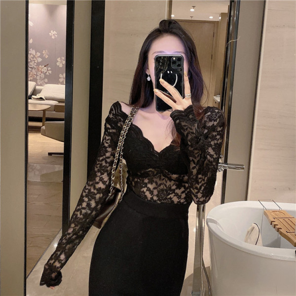 Μοντέρνα γυναικεία μπλούζα με λαιμόκοψη και δαντέλα σε μπεζ και μαύρο χρώμα