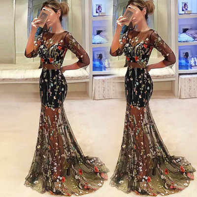 Μοντέρνο γυναικείο φόρεμα με μακρύ μανίκι και μαύρο κέντημα