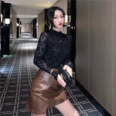 Bluză de damă modernă din dantelă cu guler înalt și broderie în negru