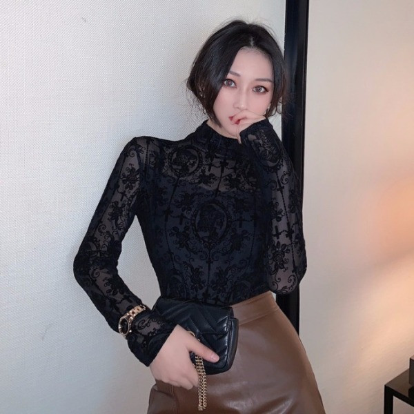 Bluză de damă modernă din dantelă cu guler înalt și broderie în negru