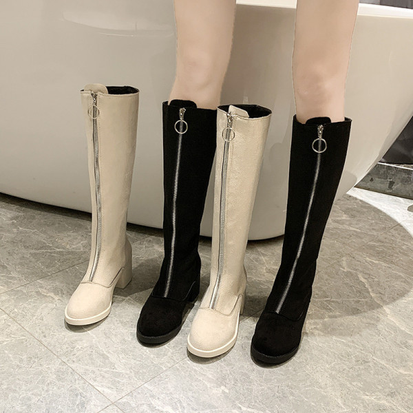 Μοντέρνες γυναικείες μπότες με φερμουάρ σε λευκό και μαύρο χρώμα