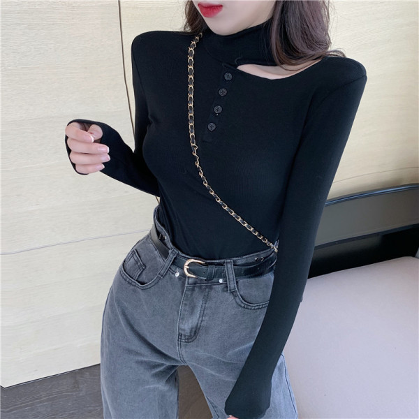 Μοντέρνα γυναικεία μπλούζα με κουμπιά σε λευκό και μαύρο χρώμα