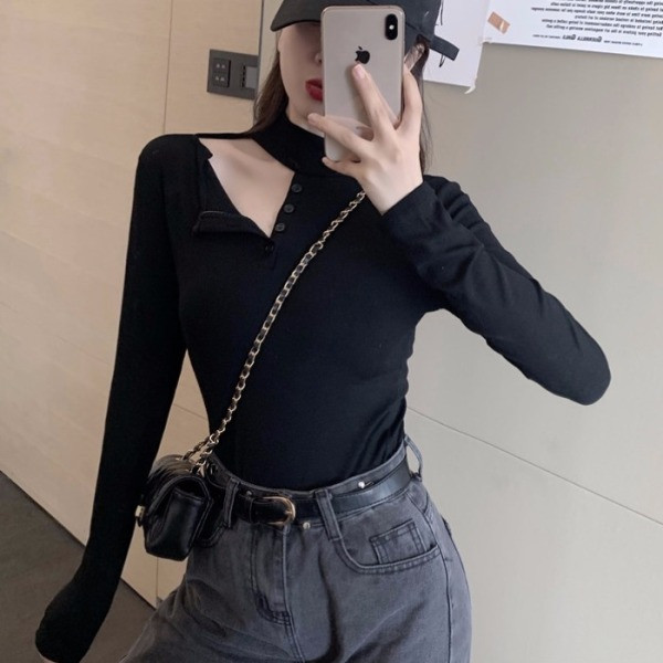 Μοντέρνα γυναικεία μπλούζα με κουμπιά σε λευκό και μαύρο χρώμα