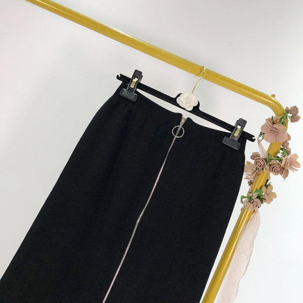 Hosszú fekete szoknya magas derékkal és cipzárral