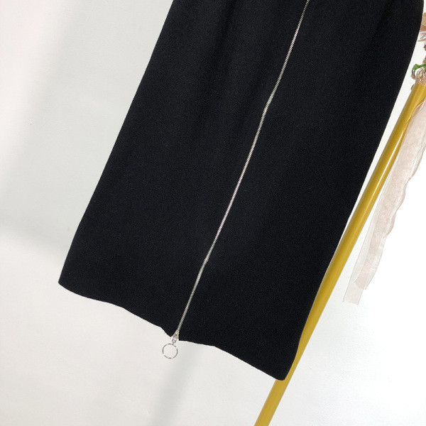 Hosszú fekete szoknya magas derékkal és cipzárral