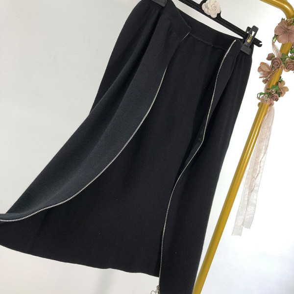 Hosszú fekete szoknya magas derékkal és cipzárral