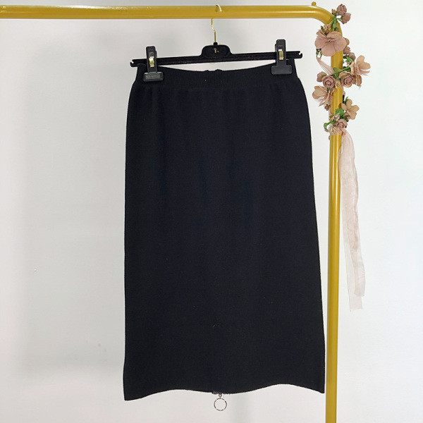 Hosszú fekete szoknya magas derékkal és cipzárral