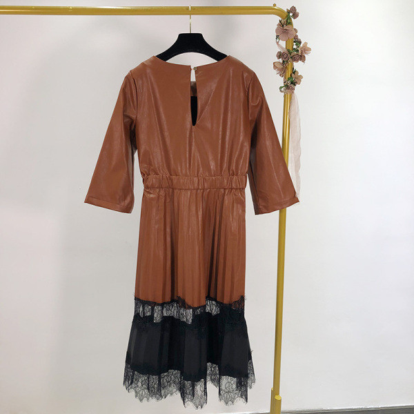 Eco δερμάτινο γυναικείο φόρεμα σε καφέ χρώμα με δαντέλα