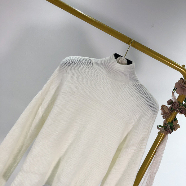 Γυναικείο λεπτό πλεκτό πουλόβερ  με κολάρο σε άσπρο χρώμα