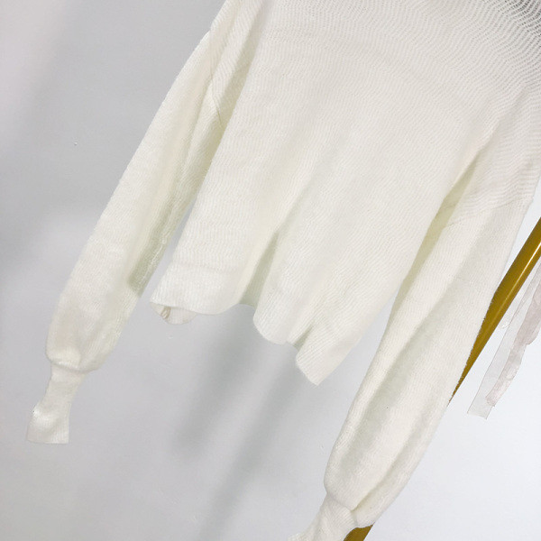 Γυναικείο λεπτό πλεκτό πουλόβερ  με κολάρο σε άσπρο χρώμα