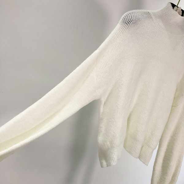 Γυναικείο λεπτό πλεκτό πουλόβερ  με κολάρο σε άσπρο χρώμα