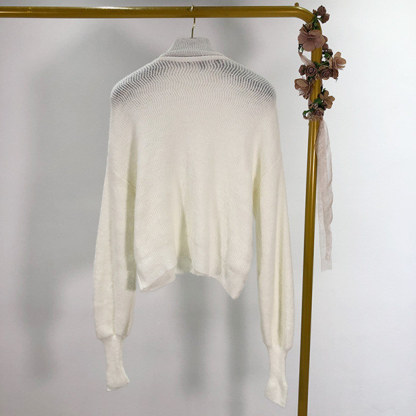 Γυναικείο λεπτό πλεκτό πουλόβερ  με κολάρο σε άσπρο χρώμα