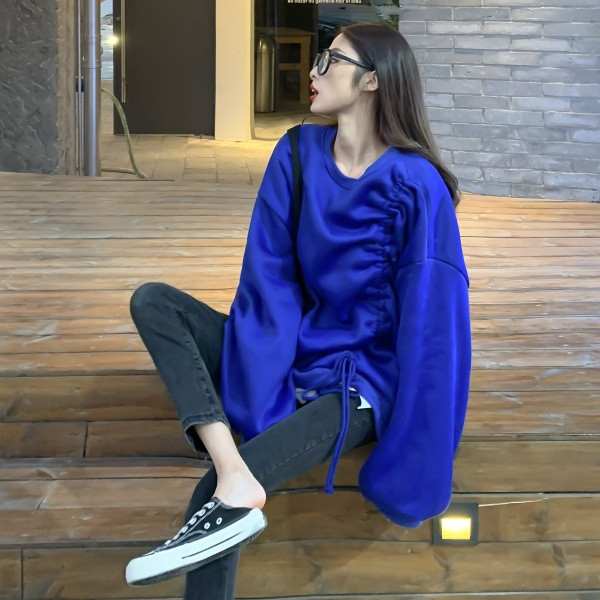 Μοντέρνα γυναικεία φαρδύ μπλούζα με ωοειδές λαιμόκοψη και κορδόνια σε μπλε, κόκκινο και μαύρο χρώμα