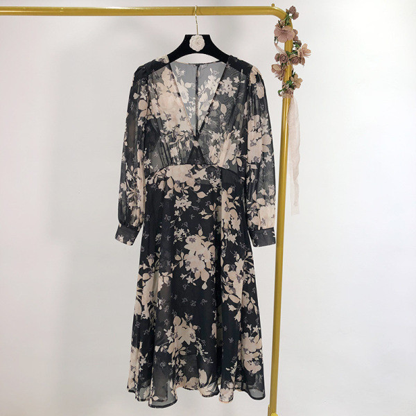 Hosszú szabású sifon ruha fekete és virágmintával