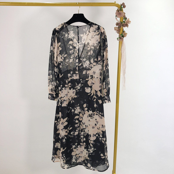 Hosszú szabású sifon ruha fekete és virágmintával