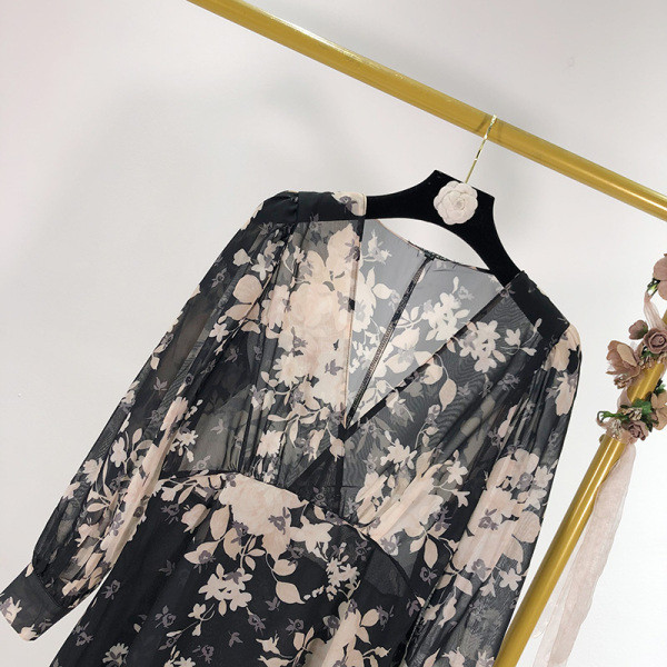 Hosszú szabású sifon ruha fekete és virágmintával