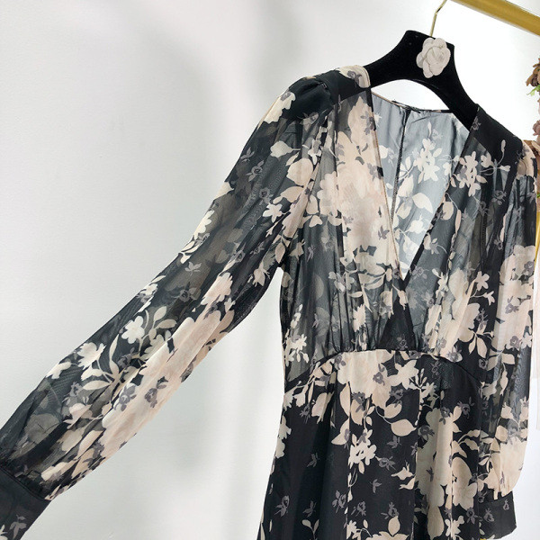 Hosszú szabású sifon ruha fekete és virágmintával