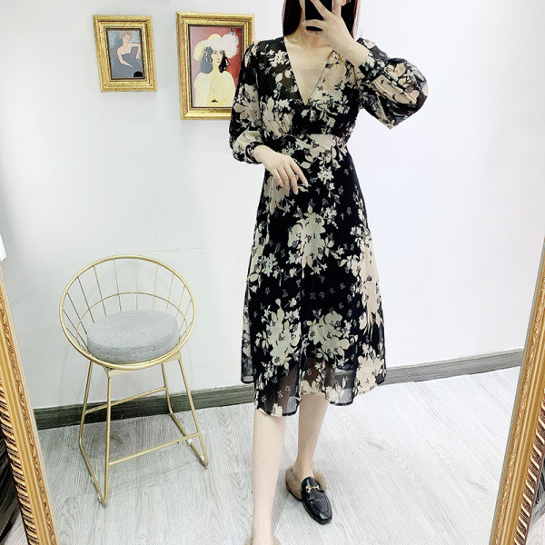 Hosszú szabású sifon ruha fekete és virágmintával