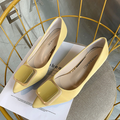 Γυναικεία μοντέρνα παπούτσια με χαμιλό τακούνι με μεταλλική πόρπη σε διάφορα χρώματα