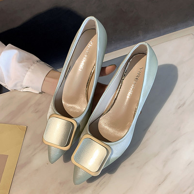 Γυναικεία μοντέρνα παπούτσια με χαμιλό τακούνι με μεταλλική πόρπη σε διάφορα χρώματα