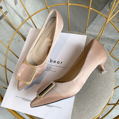 Γυναικεία μοντέρνα παπούτσια με χαμιλό τακούνι με μεταλλική πόρπη σε διάφορα χρώματα