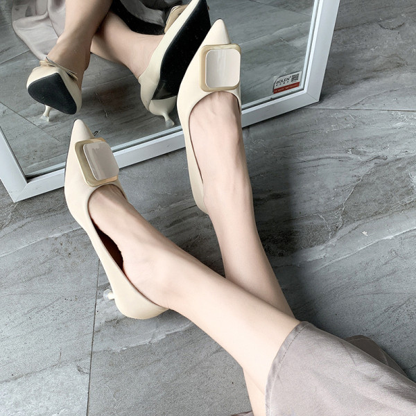 Γυναικεία μοντέρνα παπούτσια με χαμιλό τακούνι με μεταλλική πόρπη σε διάφορα χρώματα